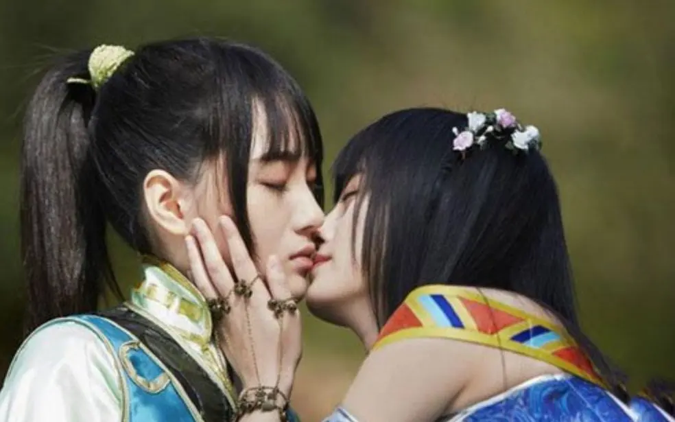 鞠婧祎荧幕初吻给了谁，鞠婧祎第一次是给了张哲瀚吗-2