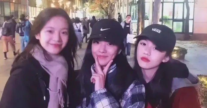 庄达菲和李庚希什么关系，庄达菲的父母是干什么的-1