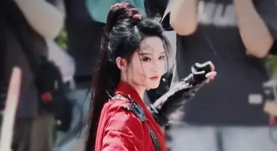 李沁红衣战损妆照片被赞帅气，网友：这样的李沁也很美-1