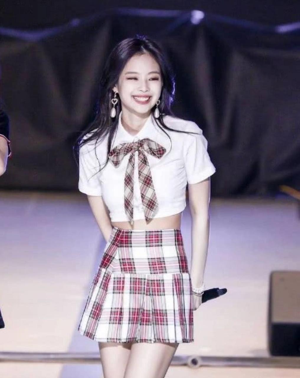 Jennie摔倒脸部受伤 解释是因为进行运动时不小心摔倒的
