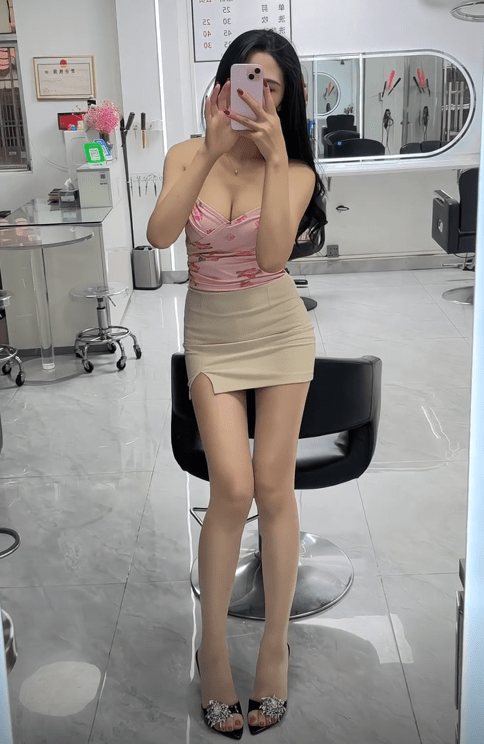 深圳龙华郭吓村“理发店老板娘”走红:流量狂欢下的审美争议 深圳龙华郭吓村“理发店老板娘”走红:流量狂欢下的审美争议